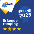 ANWB-logo met keurmerk Erkende Camping 2025 en vier gele sterren