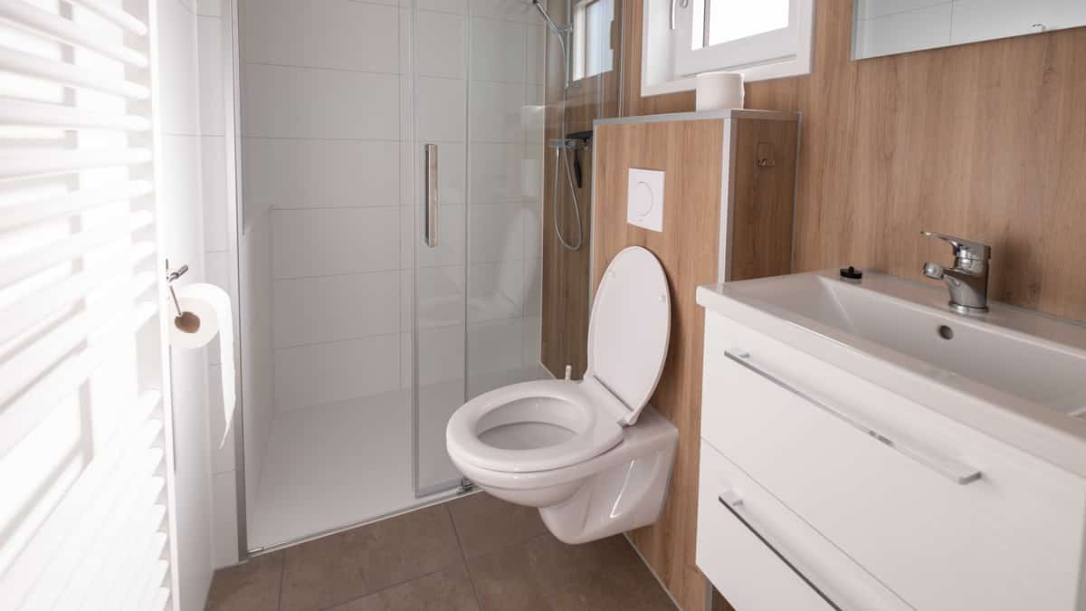 Badkamer met toilet in Chalet Deluxe Bonte Piet op Camping Cupido