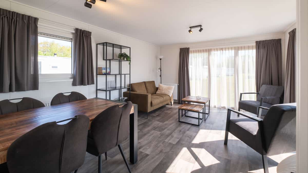 Woonkamer en eethoek in Chalet Deluxe Marcel op Camping Cupido