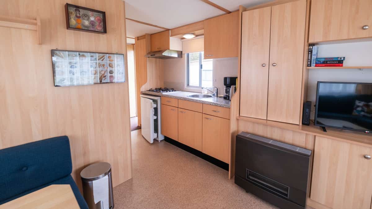 Keuken en kastenwand in stacaravan Wulk op Camping Cupido