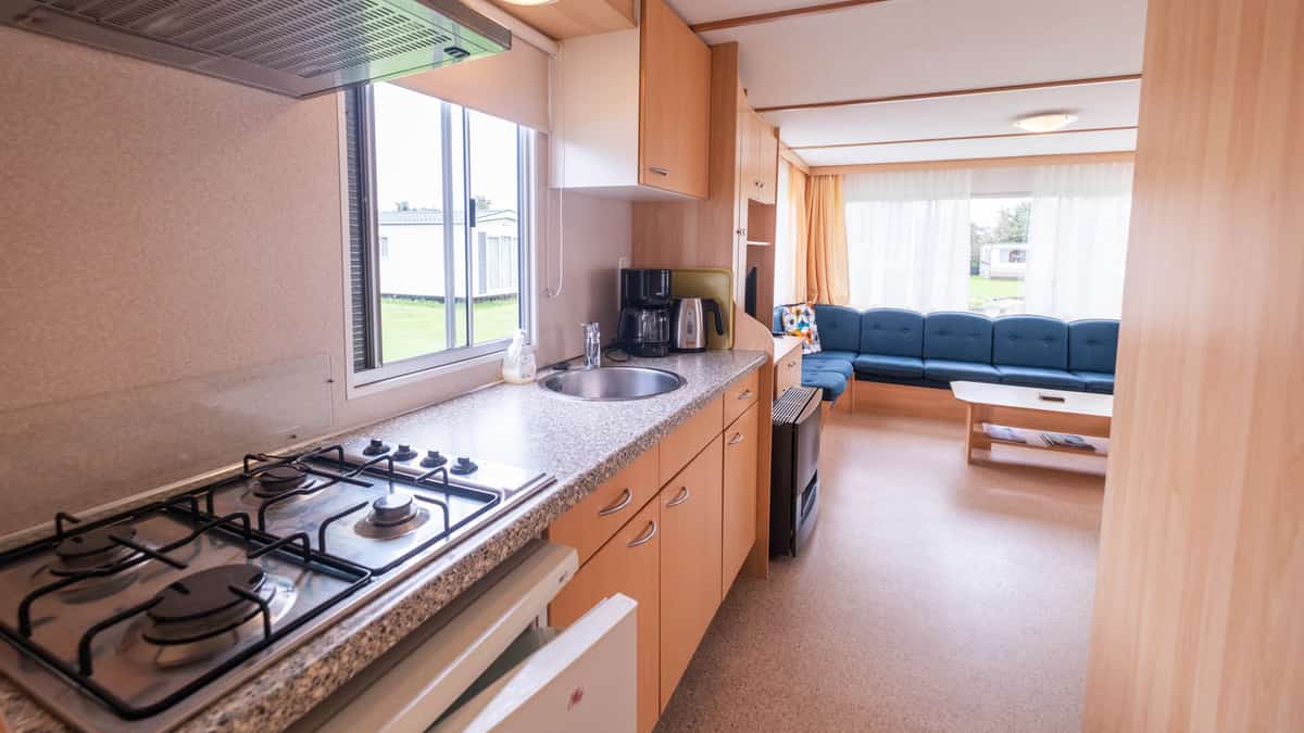 Keuken met gasfornuis in stacaravan Wulk op Camping Cupido