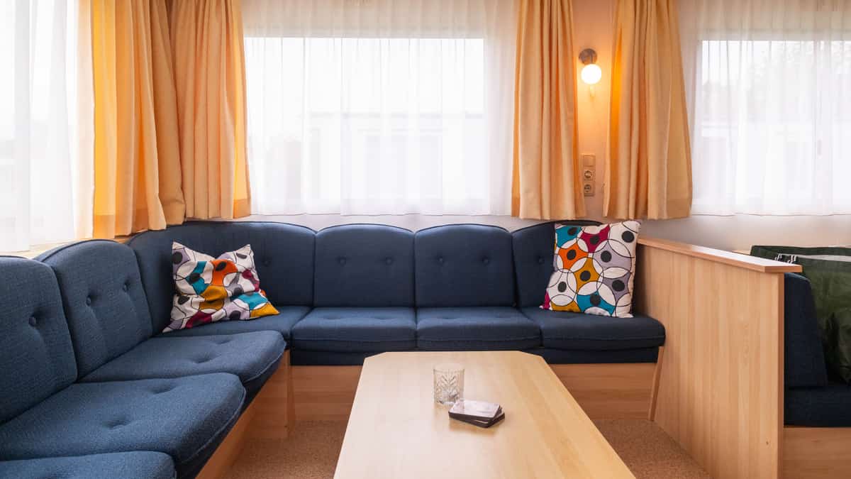 Zithoek met hoekbank in stacaravan Wulk op Camping Cupido