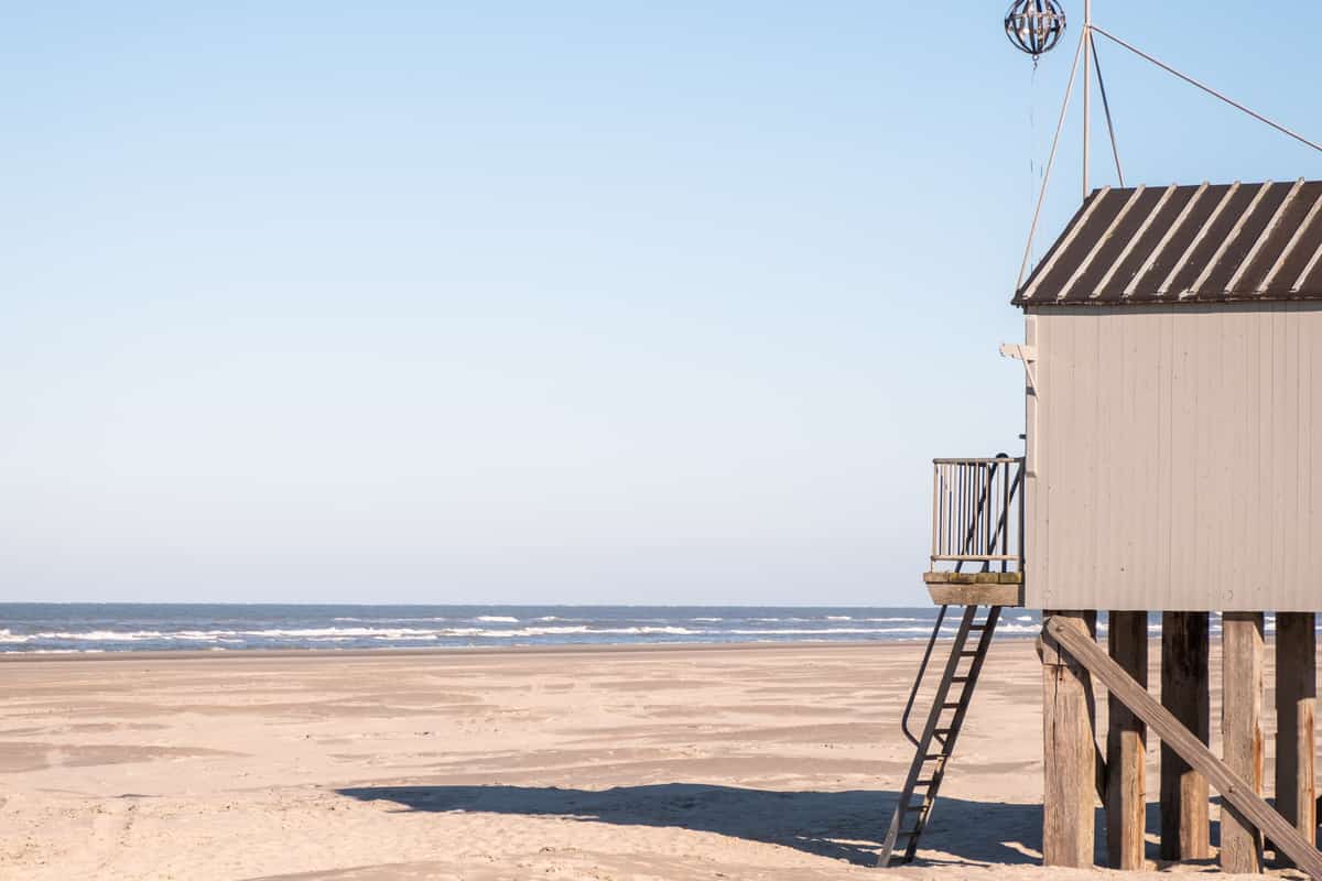 Strandhuisje op palen aan de vloedlijn op Terschelling