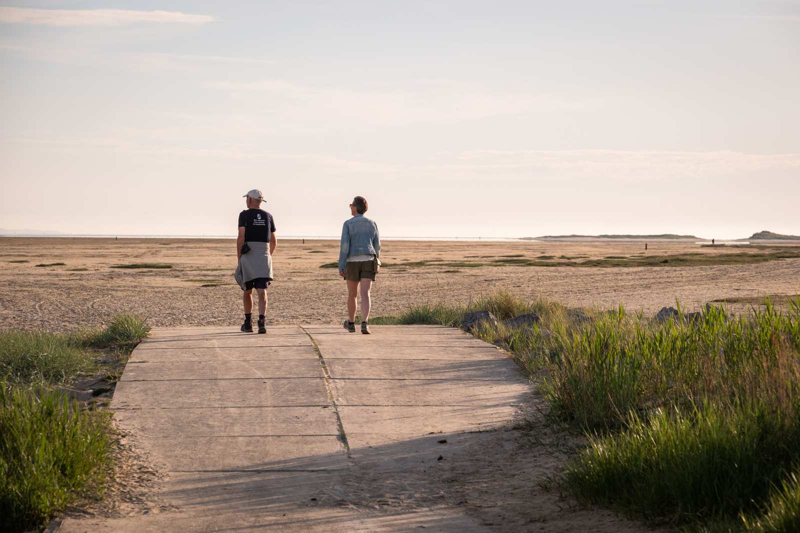 Twee wandelaars op een pad door de duinen van Terschelling