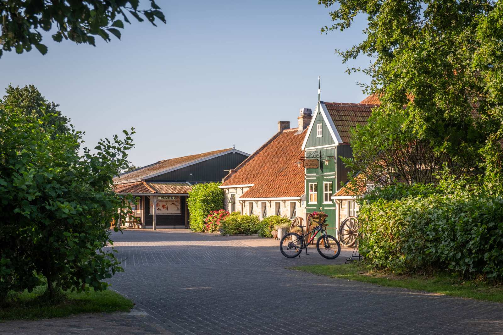 Gebouwen bij de ingang van Camping Cupido in Hee