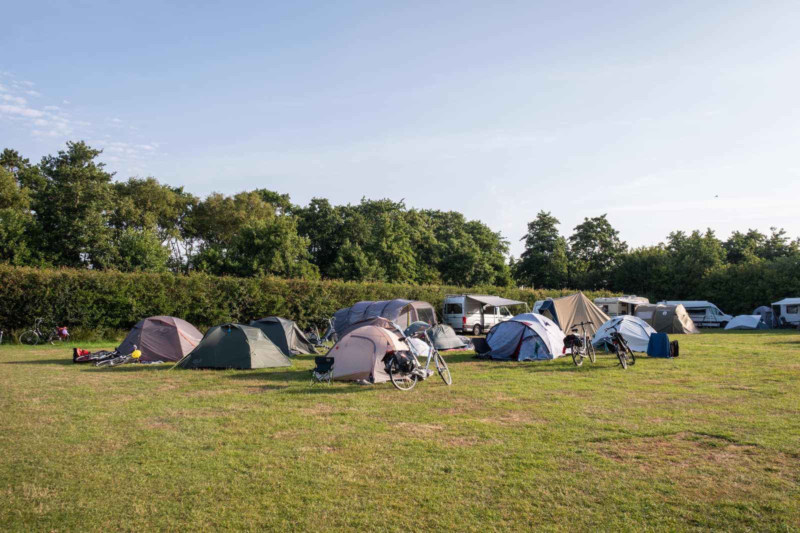 Kampeerveld met tenten tijdens Oerol op Camping Cupido
