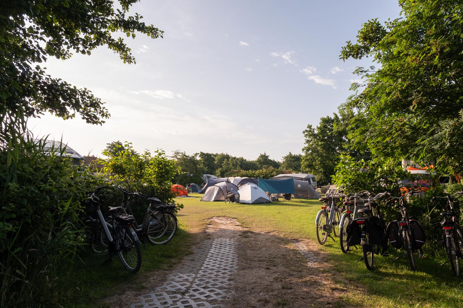 Fietsen bij het kampeerveld van Camping Cupido tijdens Oerol