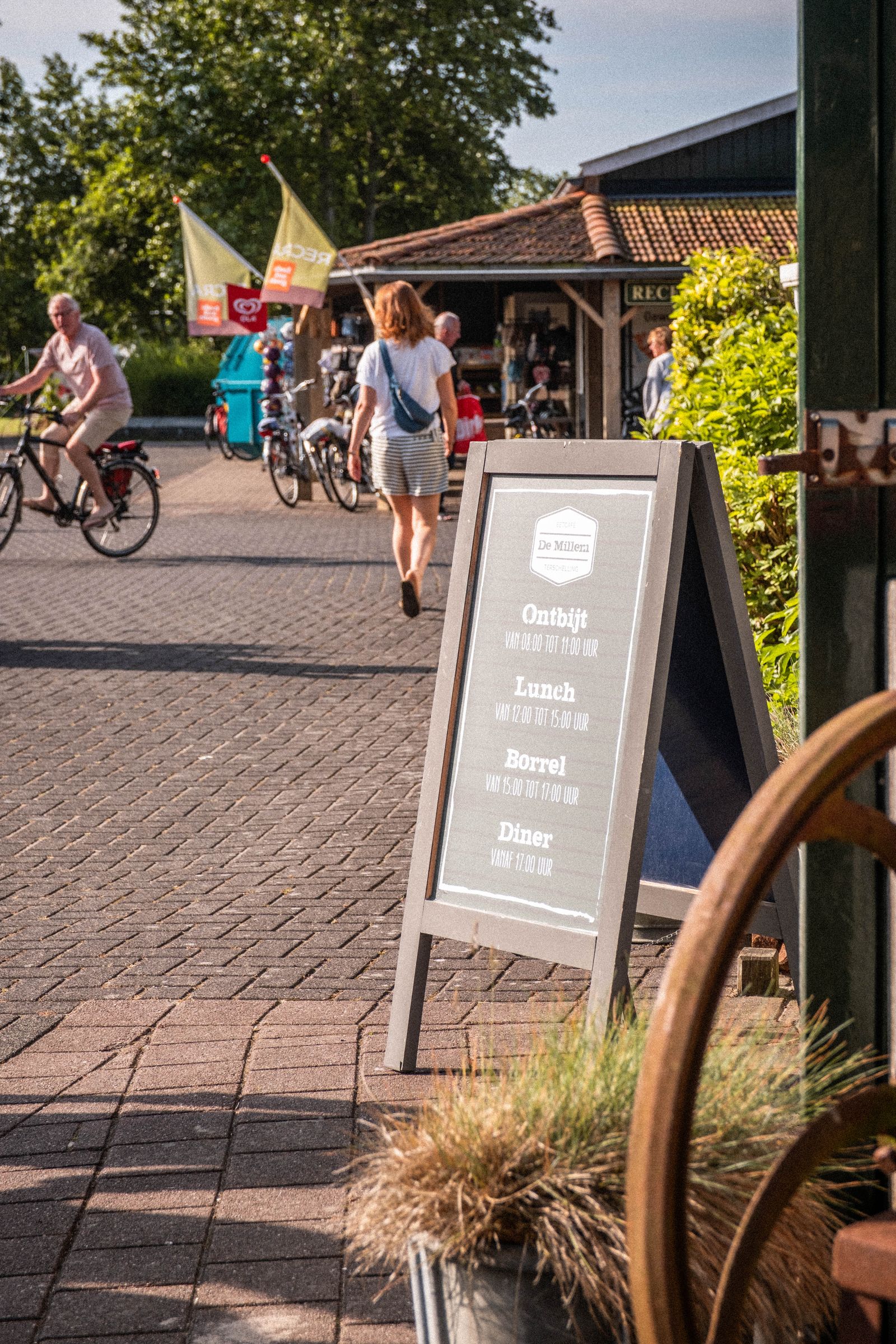 Informatiebord bij de receptie van Camping Cupido tijdens Oerol