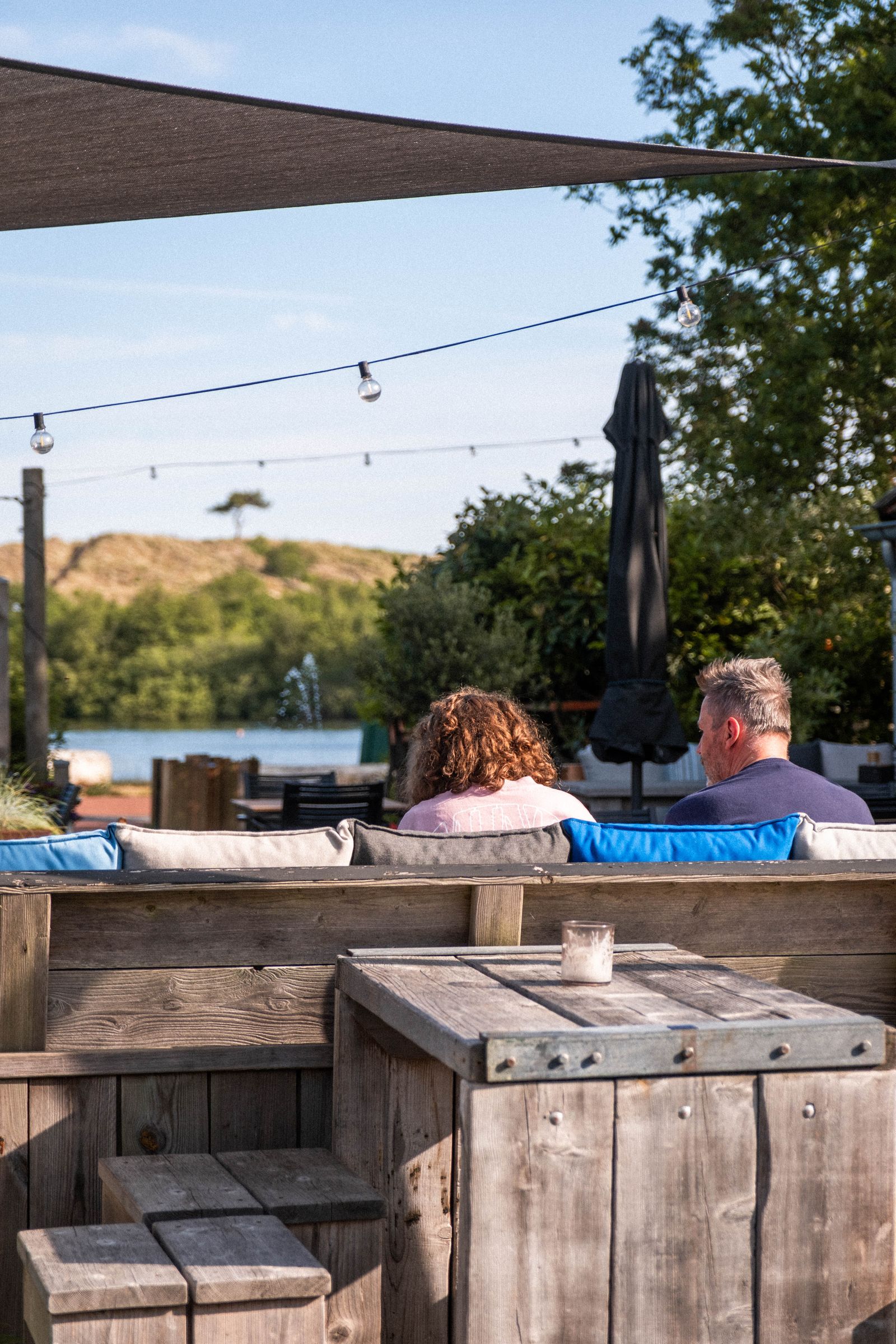 Terras met lichtslingers bij Eetcafé De Millem tijdens Oerol