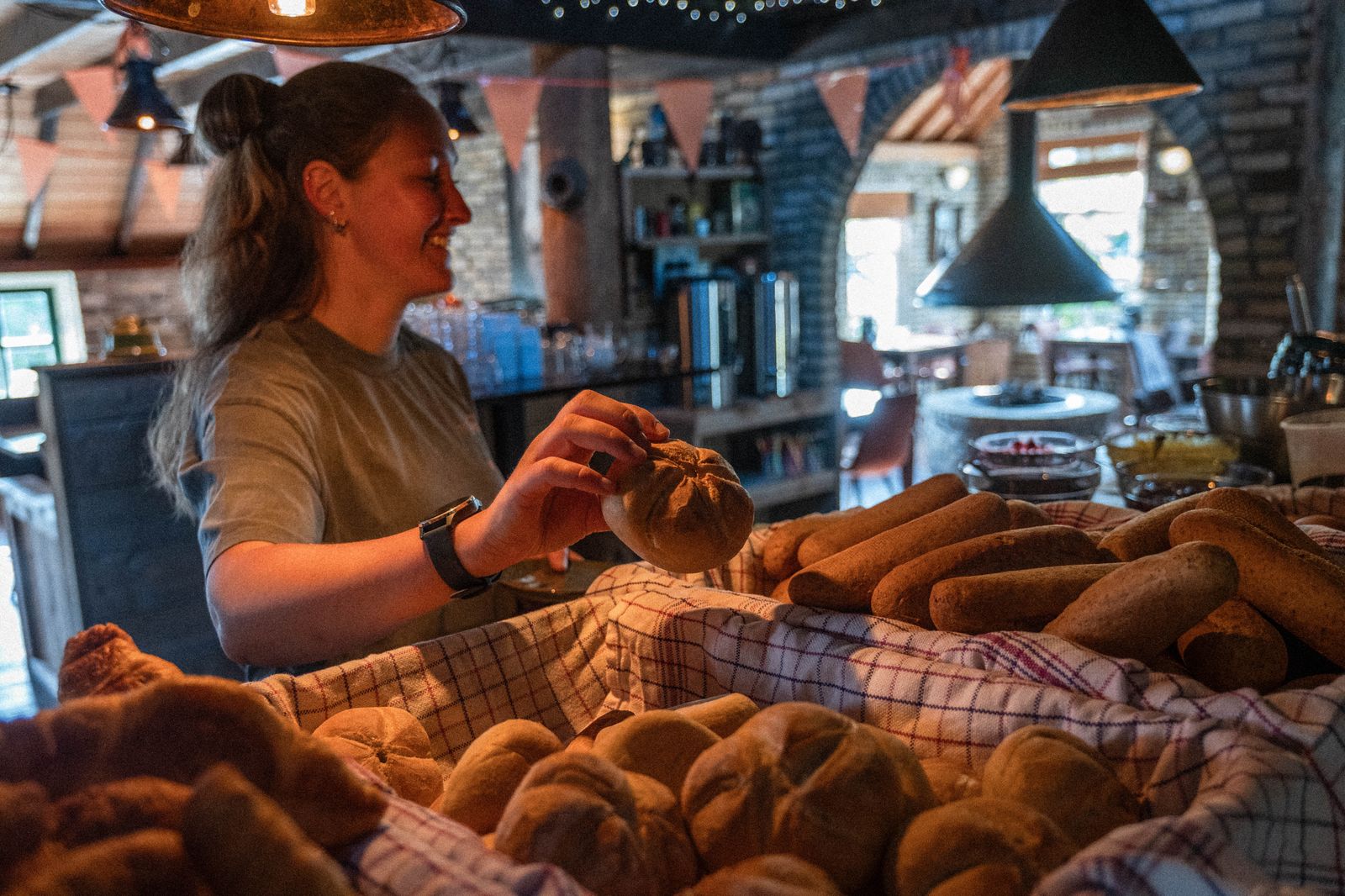 Verse broodjes bij het ontbijt van Eetcafé De Millem tijdens Oerol