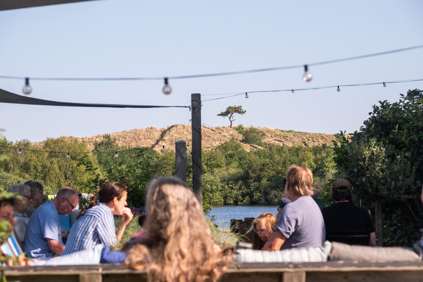 Gasten op het terras van Eetcafé De Millem tijdens Oerol