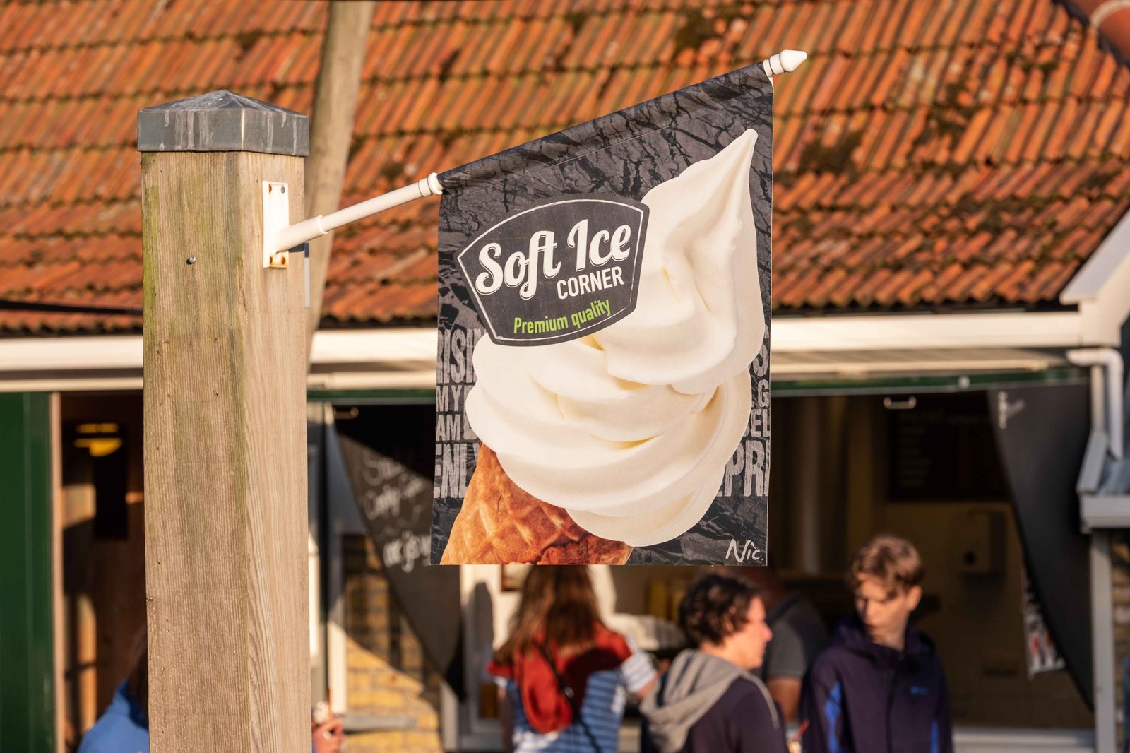 Spandoek met softijs en tekst ‘Soft Ice Corner’ voor rode dakpannen