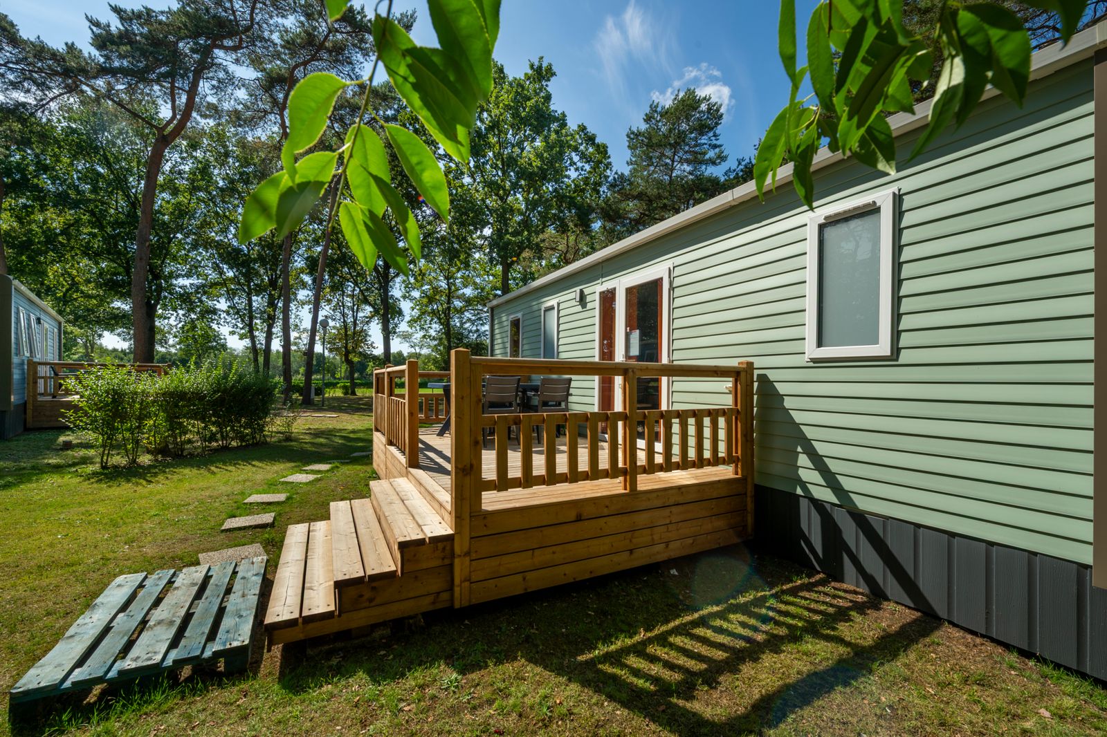 Holzterrasse an einem Ferienhaus im Grünen