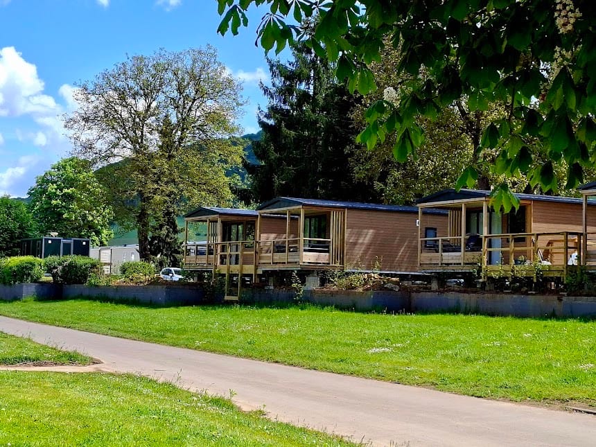 Houten vakantiewoningen met terrassen in een groene omgeving