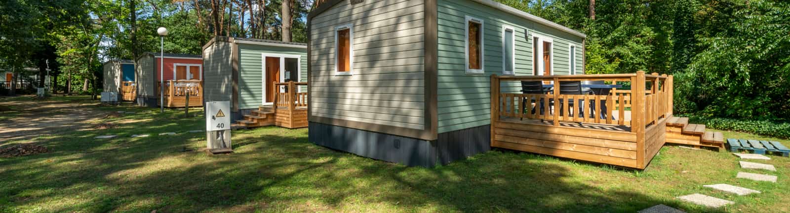 Mobil-homes dans un camping boisé