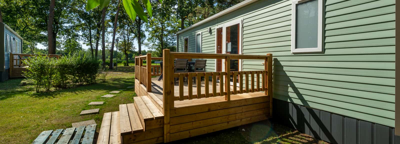 Holzterrasse an einem Ferienhaus im Grünen