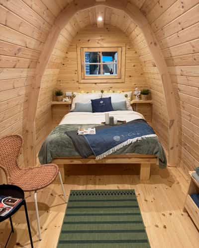 holzschlafzimmer-doppelbett-fenster-6a33bc061b68e.jpg