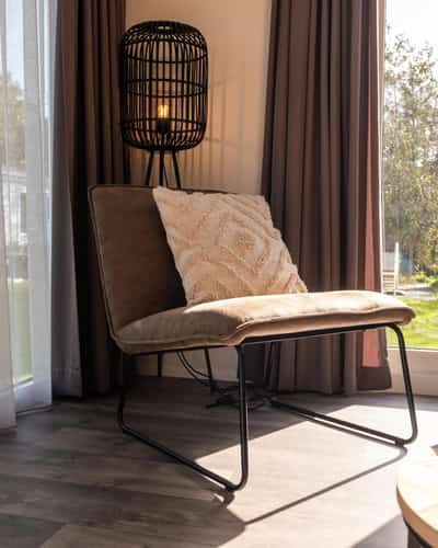Zithoek met fauteuil in Chalet Deluxe Duinroosje op Camping Cupido