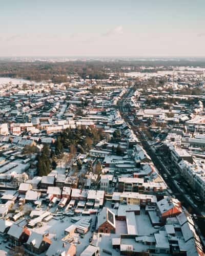 Luchtfoto van een besneeuwde stad met woonwijken