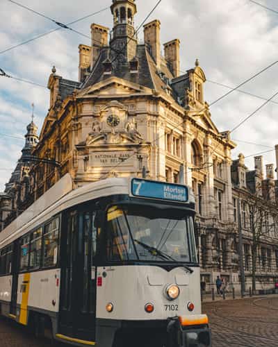 Tram voor het Nationale Bank-gebouw in Antwerpen