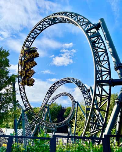 Achtbaan door een verticale looping