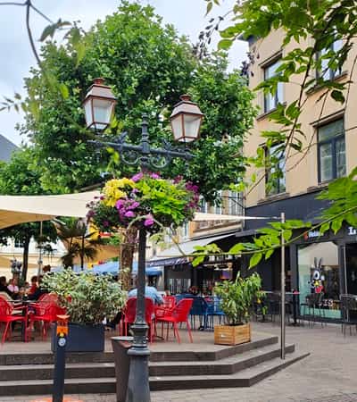 Terras met rode stoelen op een plein