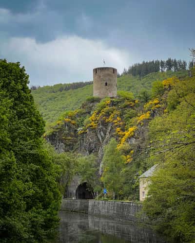 Ronde toren op een heuvel boven een rivier
