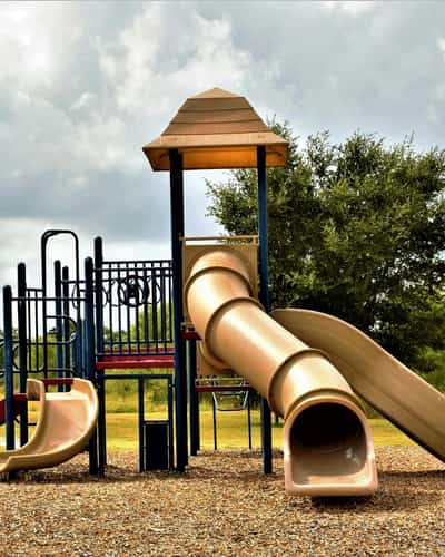 Speeltoestel met glijbanen in een park