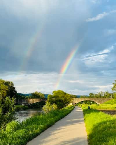 regenbogen-flussweg-steinbruecke-6a33bc811d6aa.jpg