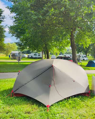 zelte-auf-gruener-campingwiese-6a33bc09a27a0.jpg