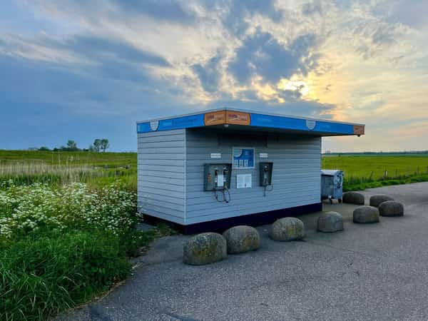 Duikvulstation aan een weg tussen groene weilanden