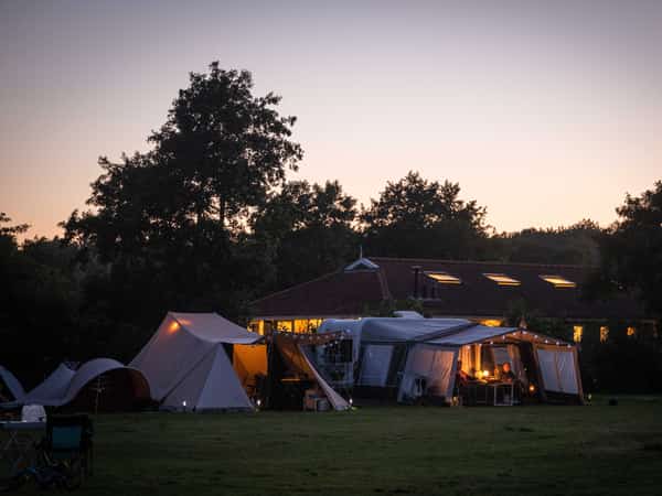 Tenten op het kampeerveld van Camping Cupido in de avond