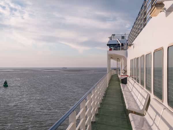 Dek van de veerboot op de Waddenzee onderweg naar Terschelling