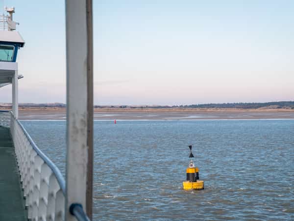 Boei in de Waddenzee gezien vanaf de veerboot naar Terschelling