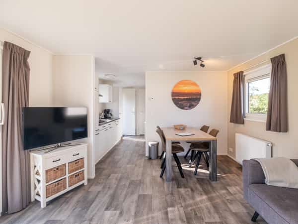 Woonkamer van Chalet Deluxe Duinroosje op Camping Cupido