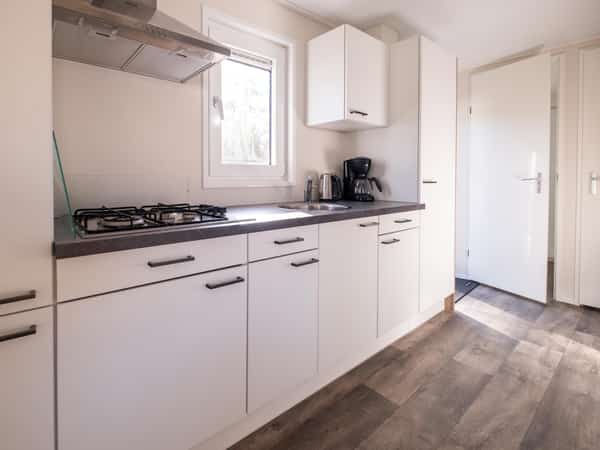 Keuken in Chalet Deluxe Duinroosje op Camping Cupido
