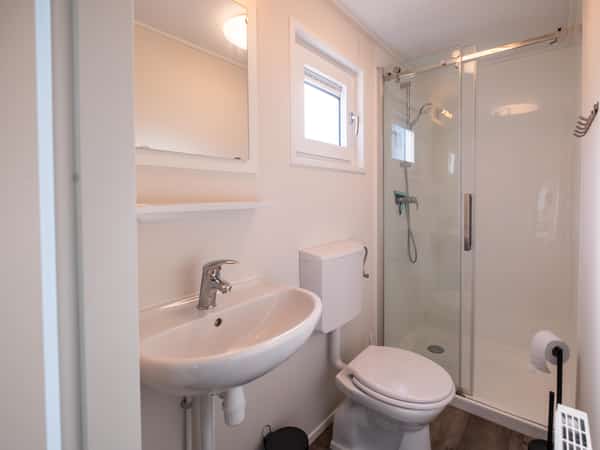 Badkamer met douche in Chalet Deluxe Duinroosje op Camping Cupido