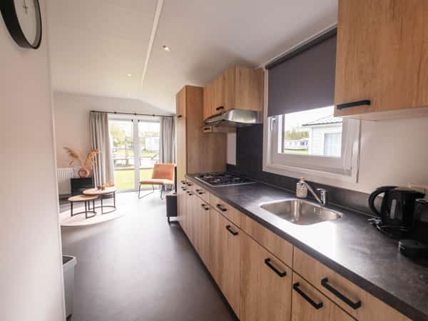 Keuken in Chalet Deluxe Kluut op Camping Cupido