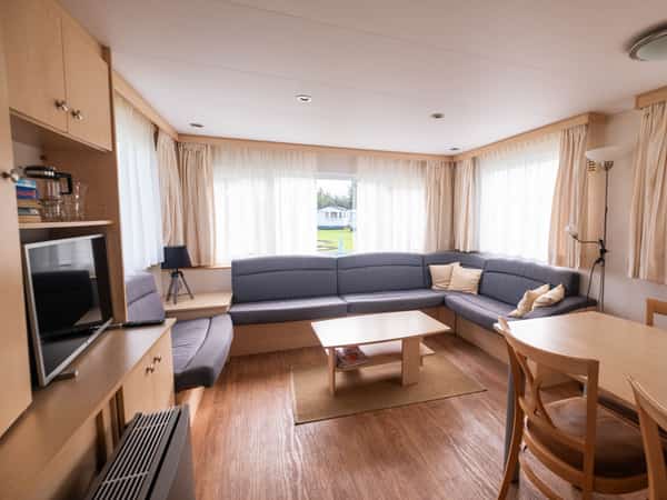 Woonkamer en eethoek van stacaravan Lisa op Camping Cupido