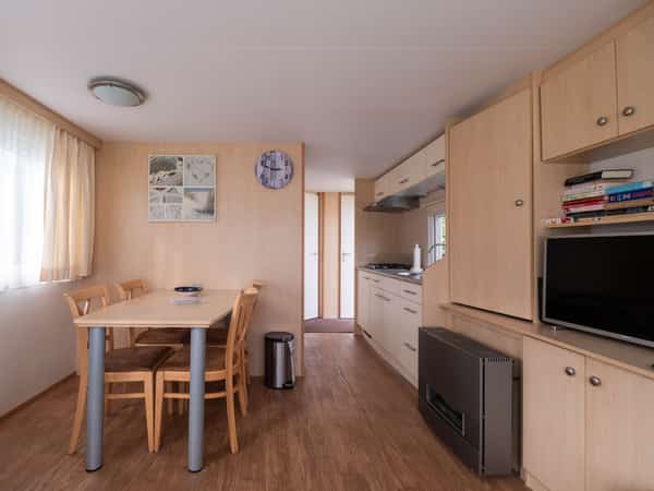 Eethoek en keuken in stacaravan Lisa op Camping Cupido
