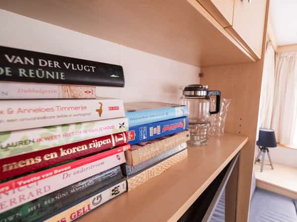 Boeken en spellen in stacaravan Lisa op Camping Cupido