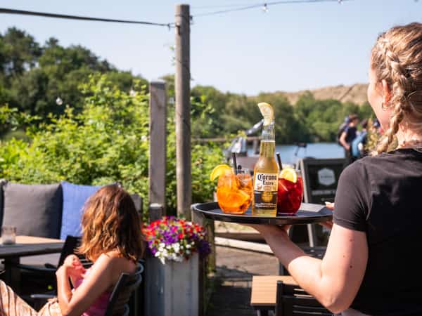 Drankjes op het terras van Eetcafé De Millem op Camping Cupido