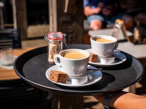 Koffie op het terras van Eetcafé De Millem op Camping Cupido