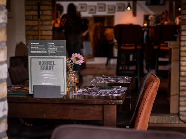 Interieur met menubord in Eetcafé De Millem op Camping Cupido