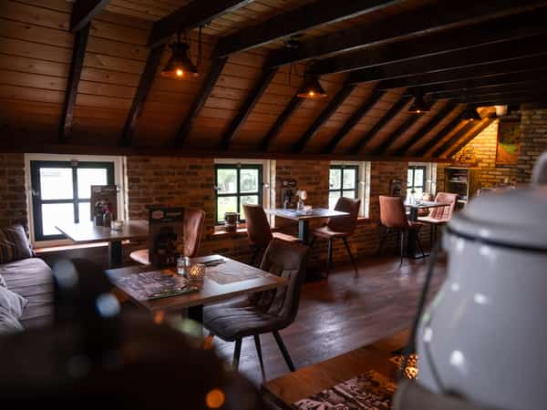 Interieur van de oude boerderij van Eetcafé De Millem op Camping Cupido
