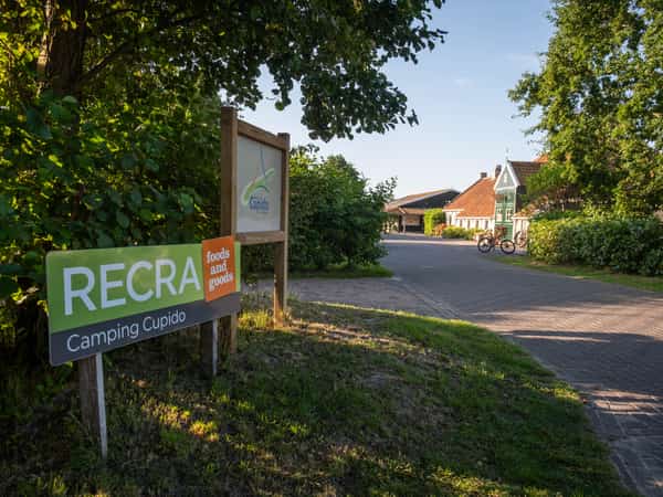Bord van de RECRA Kampwinkel bij de ingang van Camping Cupido