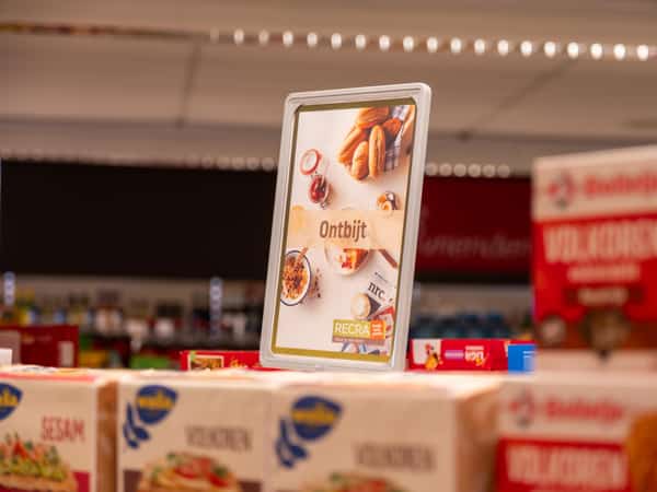 IJsjes en snoep in de RECRA Kampwinkel op Camping Cupido