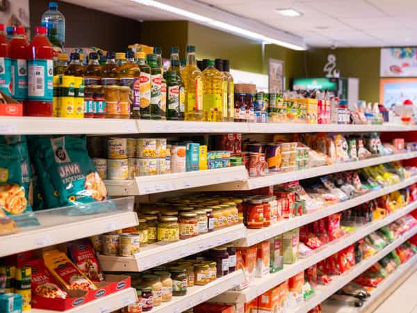 Schappen met boodschappen in de RECRA Kampwinkel op Camping Cupido