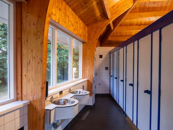 Gang met douches in het toiletgebouw van Camping Cupido