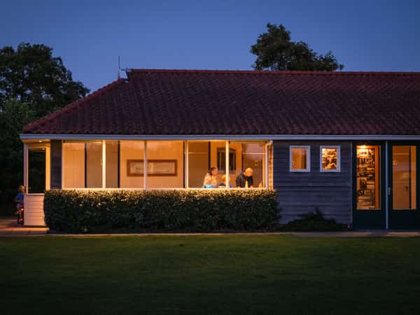 Verwarmd toiletgebouw van Camping Cupido in de avond